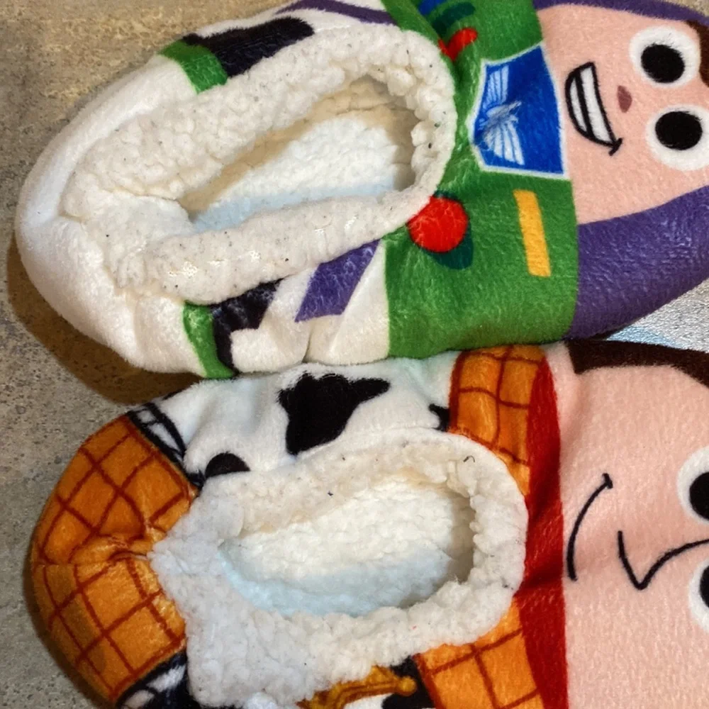 Kids, Disney slippers see picture for measurements. No size.